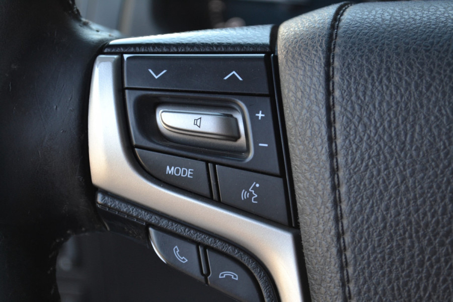 Toyota Land Cruiser 150 2.8 D-4D-F Executive Window Van
