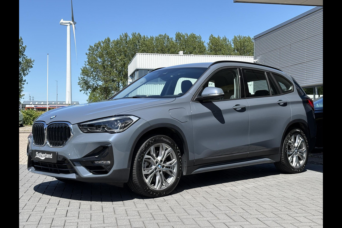 BMW X1 xDrive25e Sport Line 220pk | PHEV | Trekhaak | Head-Up | Elek. achterklep | Camera | Winterset |