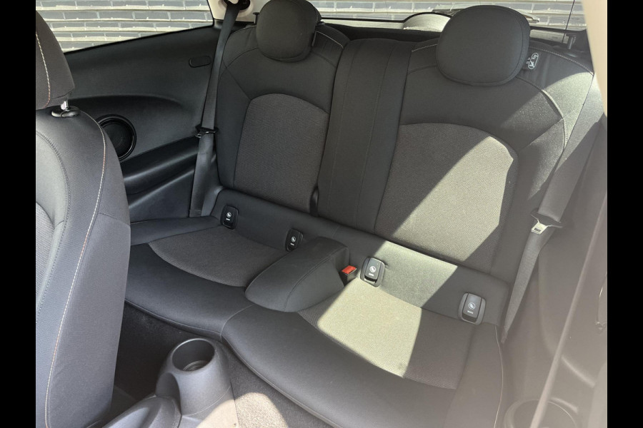 MINI Hatchback Cooper 3 deurs / Airconditioning / Elektrisch Pakket / DAB / 16 Inch / Chrome Line