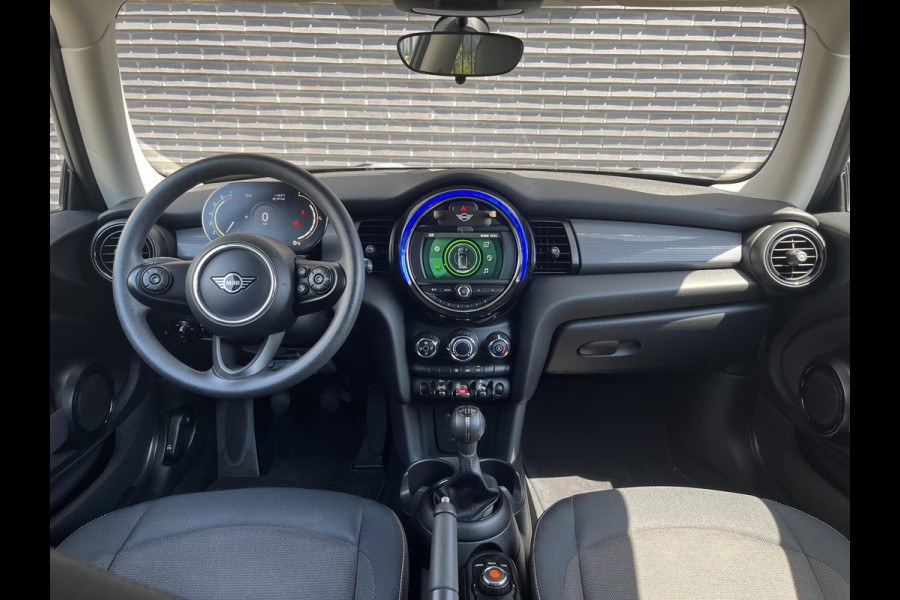 MINI Hatchback Cooper 3 deurs / Airconditioning / Elektrisch Pakket / DAB / 16 Inch / Chrome Line