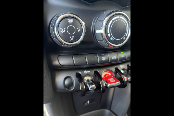 MINI Hatchback Cooper 3 deurs / Airconditioning / Elektrisch Pakket / DAB / 16 Inch / Chrome Line