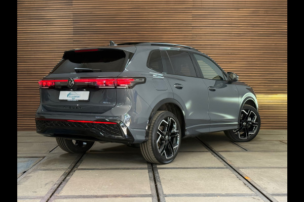 Volkswagen Tiguan 1.5 eHybrid R-Line 272 PK | Garantie tot 2030 | Dolphin Grey | IQ.Light HD | Leder | H/K Sound | Pano | Trekhaak