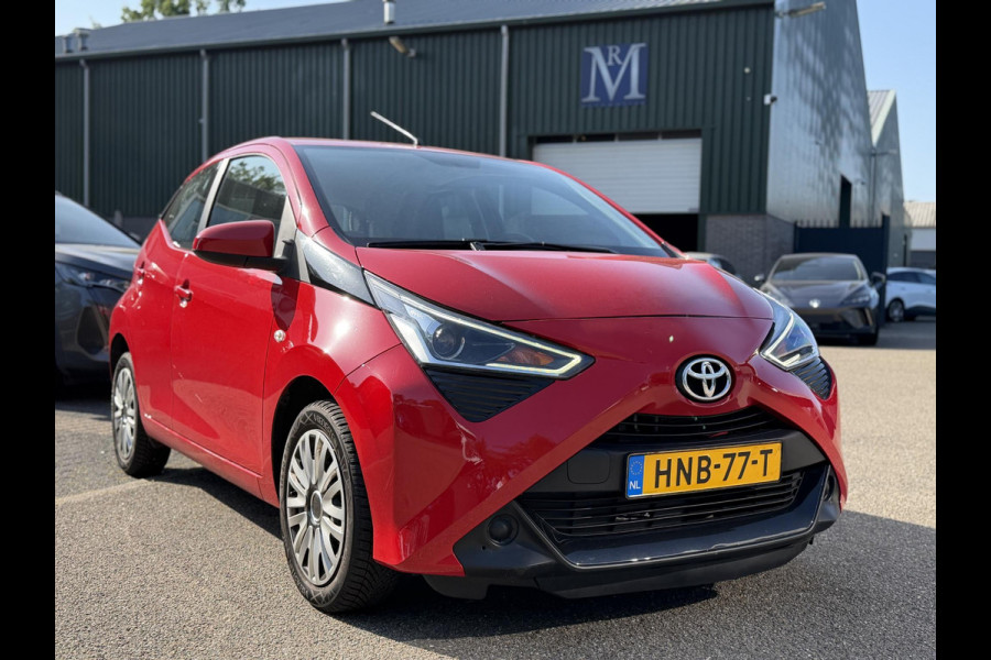 Toyota Aygo 1.0 VVT-i x-play AUTOMAAT | APPLE CARPLAY / ANDROID AUTO | CAMERA | AIRCO | ONDERHOUD UITGEVOERD | DIRECT LEVERBAAR |