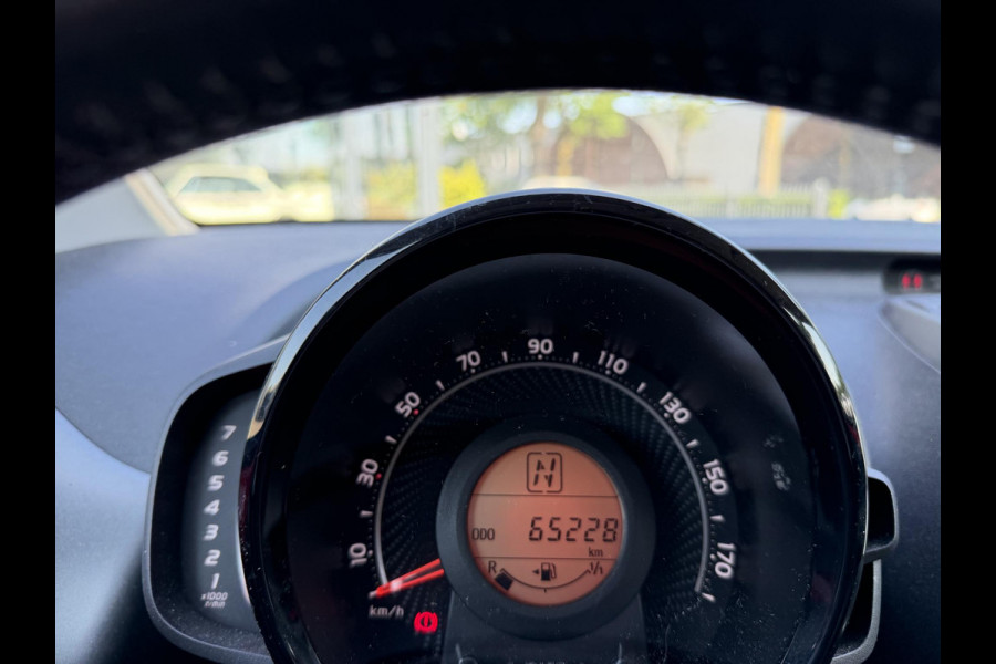 Toyota Aygo 1.0 VVT-i x-play AUTOMAAT | APPLE CARPLAY / ANDROID AUTO | CAMERA | AIRCO | ONDERHOUD UITGEVOERD | DIRECT LEVERBAAR |