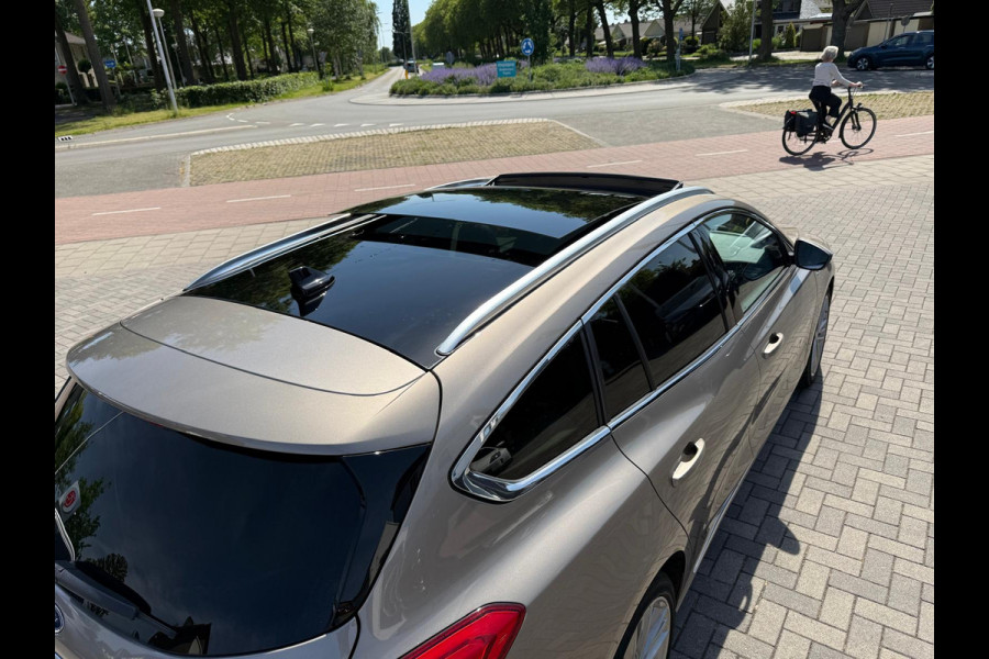 Ford FOCUS Wagon 1.5 AUT Vignale | Open dak | Trekhaak |
