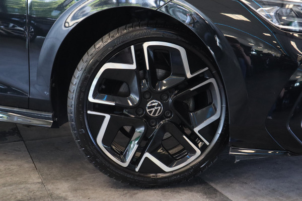 Volkswagen Golf 1.5 eTSI R-Line Edition Panoramadak IQ-Led 24 Maanden garantie* (Vraag naar de voorwaarden)
