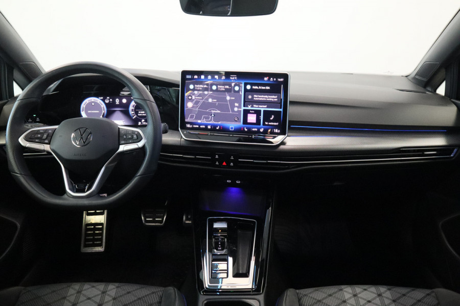 Volkswagen Golf 1.5 eTSI R-Line Edition Panoramadak IQ-Led 24 Maanden garantie* (Vraag naar de voorwaarden)
