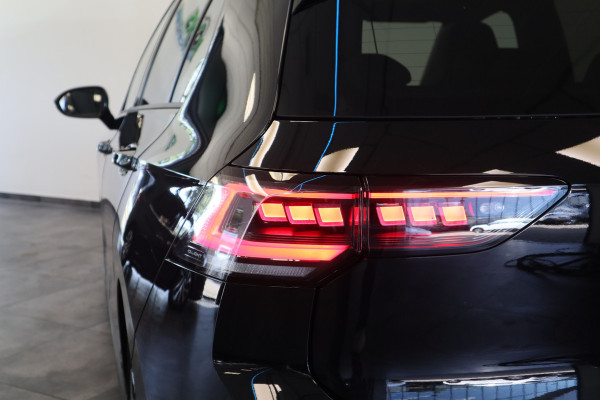 Volkswagen Golf 1.5 eTSI R-Line Edition Panoramadak IQ-Led 24 Maanden garantie* (Vraag naar de voorwaarden)