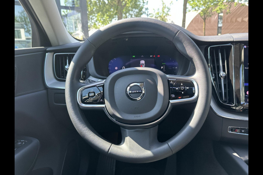 Volvo XC60 2.0 T6 Plug-in hybrid AWD R-Design | BOMVOL!! | 22K KM!! | STOEL STUURVERWARMING | PANO | ELEK. TREKHAAK | ADAP. CRUISRE | MEM. STOELEN | ACHTERBANK VERWARMD | ELEK. ACHTERKLEP | 12 MND BOVAG GARANTIE | DEALER ONDERHOUDEN |