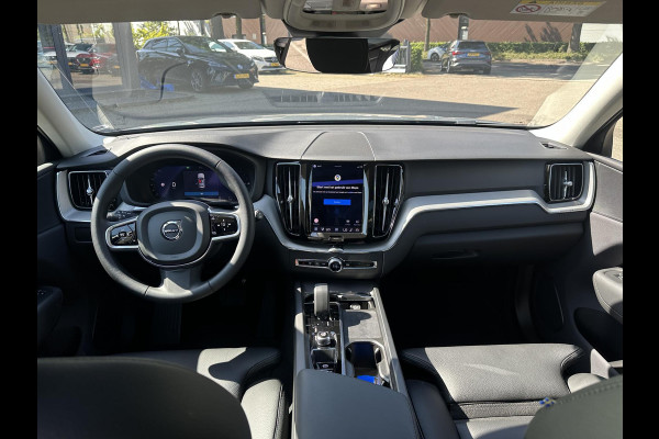Volvo XC60 2.0 T6 Plug-in hybrid AWD R-Design | BOMVOL!! | 22K KM!! | STOEL STUURVERWARMING | PANO | ELEK. TREKHAAK | ADAP. CRUISRE | MEM. STOELEN | ACHTERBANK VERWARMD | ELEK. ACHTERKLEP | 12 MND BOVAG GARANTIE | DEALER ONDERHOUDEN |