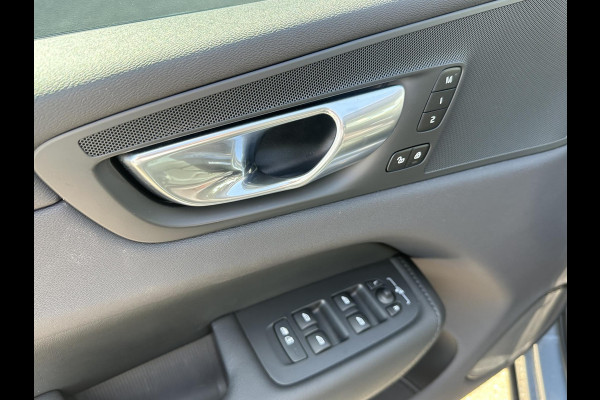 Volvo XC60 2.0 T6 Plug-in hybrid AWD R-Design | BOMVOL!! | 22K KM!! | STOEL STUURVERWARMING | PANO | ELEK. TREKHAAK | ADAP. CRUISRE | MEM. STOELEN | ACHTERBANK VERWARMD | ELEK. ACHTERKLEP | 12 MND BOVAG GARANTIE | DEALER ONDERHOUDEN |