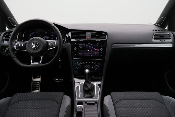 Volkswagen Golf Variant 1.5 TSI Highline Business R Panoramadak, LED, Camera, Virtual Cockpit, Trekhaak