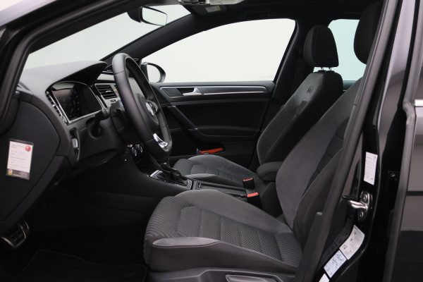 Volkswagen Golf Variant 1.5 TSI Highline Business R Panoramadak, LED, Camera, Virtual Cockpit, Trekhaak