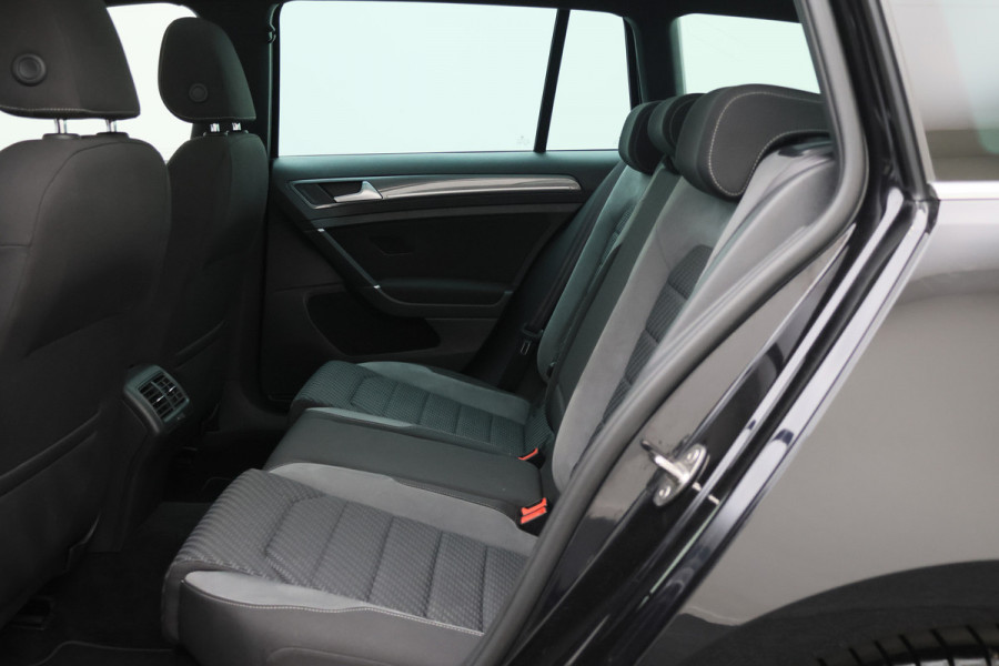Volkswagen Golf Variant 1.5 TSI Highline Business R Panoramadak, LED, Camera, Virtual Cockpit, Trekhaak