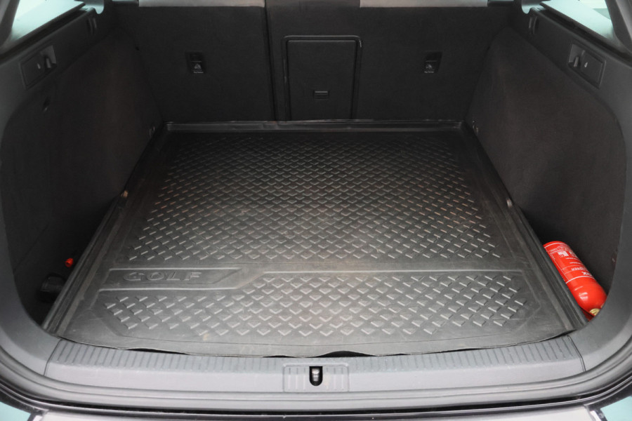 Volkswagen Golf Variant 1.5 TSI Highline Business R Panoramadak, LED, Camera, Virtual Cockpit, Trekhaak