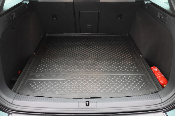 Volkswagen Golf Variant 1.5 TSI Highline Business R Panoramadak, LED, Camera, Virtual Cockpit, Trekhaak