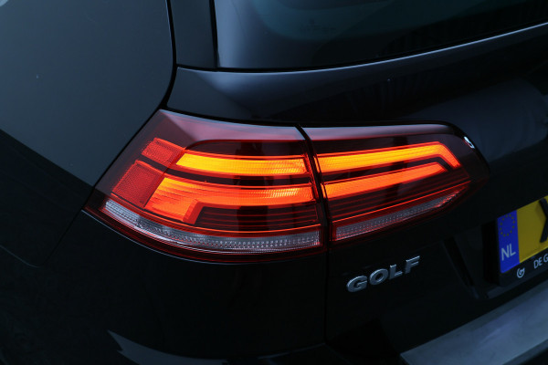 Volkswagen Golf Variant 1.5 TSI Highline Business R Panoramadak, LED, Camera, Virtual Cockpit, Trekhaak