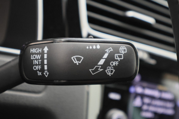 Volkswagen Golf Variant 1.5 TSI Highline Business R Panoramadak, LED, Camera, Virtual Cockpit, Trekhaak