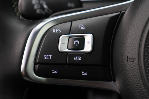 Volkswagen Golf Variant 1.5 TSI Highline Business R Panoramadak, LED, Camera, Virtual Cockpit, Trekhaak