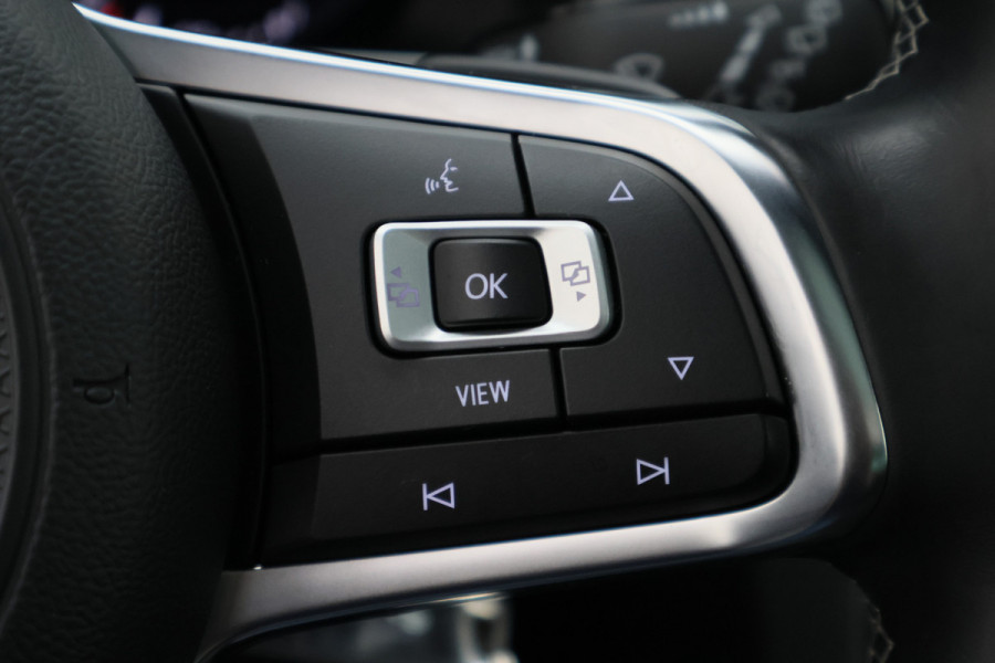 Volkswagen Golf Variant 1.5 TSI Highline Business R Panoramadak, LED, Camera, Virtual Cockpit, Trekhaak