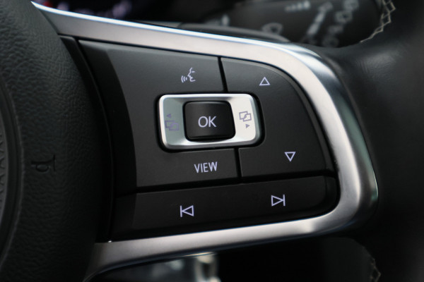 Volkswagen Golf Variant 1.5 TSI Highline Business R Panoramadak, LED, Camera, Virtual Cockpit, Trekhaak
