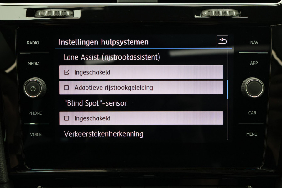 Volkswagen Golf Variant 1.5 TSI Highline Business R Panoramadak, LED, Camera, Virtual Cockpit, Trekhaak