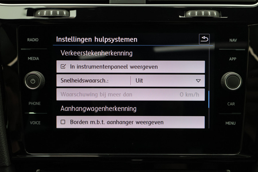 Volkswagen Golf Variant 1.5 TSI Highline Business R Panoramadak, LED, Camera, Virtual Cockpit, Trekhaak