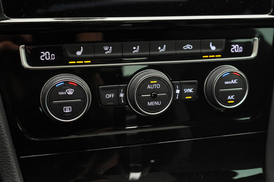 Volkswagen Golf Variant 1.5 TSI Highline Business R Panoramadak, LED, Camera, Virtual Cockpit, Trekhaak
