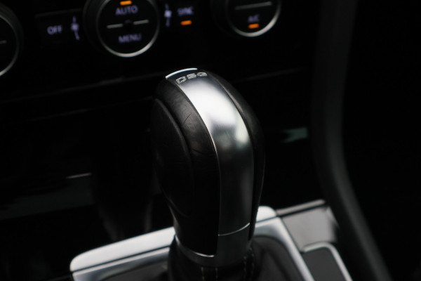 Volkswagen Golf Variant 1.5 TSI Highline Business R Panoramadak, LED, Camera, Virtual Cockpit, Trekhaak