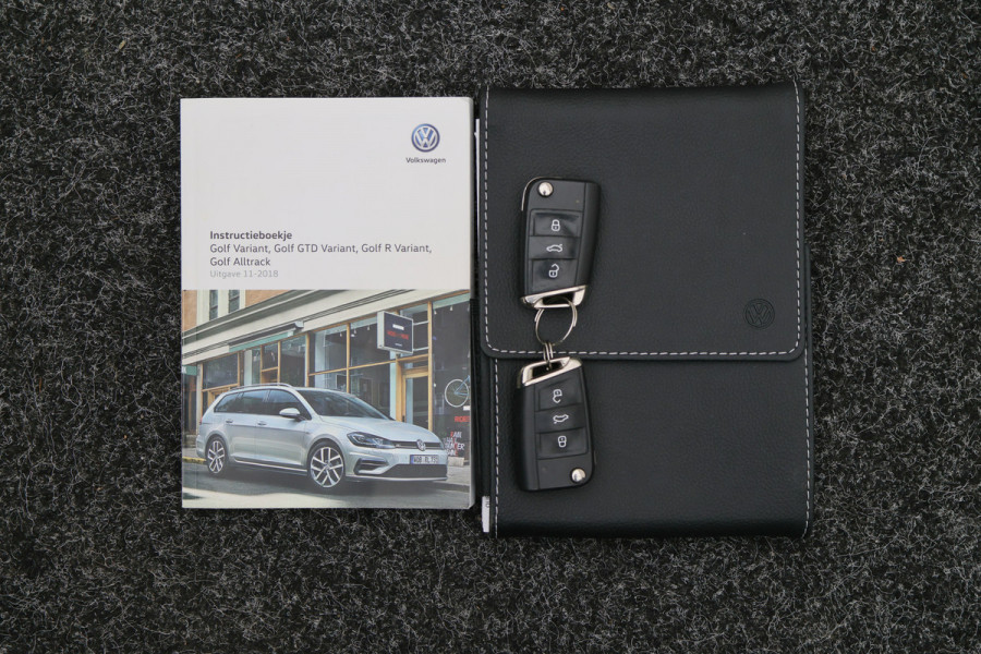Volkswagen Golf Variant 1.5 TSI Highline Business R Panoramadak, LED, Camera, Virtual Cockpit, Trekhaak