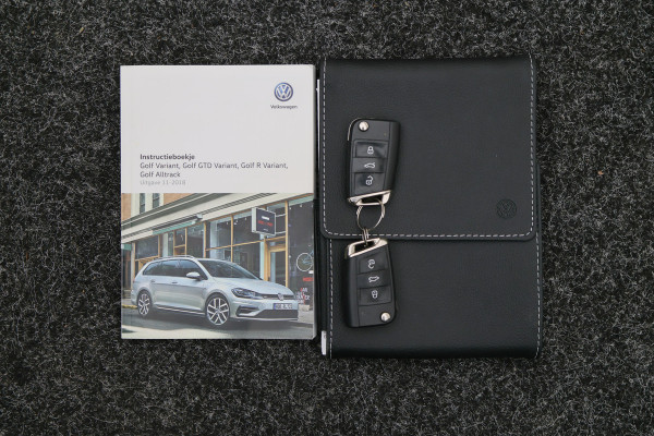 Volkswagen Golf Variant 1.5 TSI Highline Business R Panoramadak, LED, Camera, Virtual Cockpit, Trekhaak