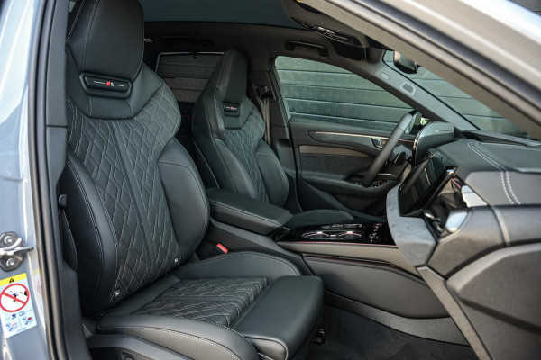 Audi A6 Avant 2.0 e-hybrid quattro S edition Competition | 5 Jaar garantie | Achterasbesturing | B&O | Carbon inleg | Stoelventilatie en Massage | Luchtvering | Panoramadak | Soft close | Keyless | Head-up | 360 camera | Passagiers Display |