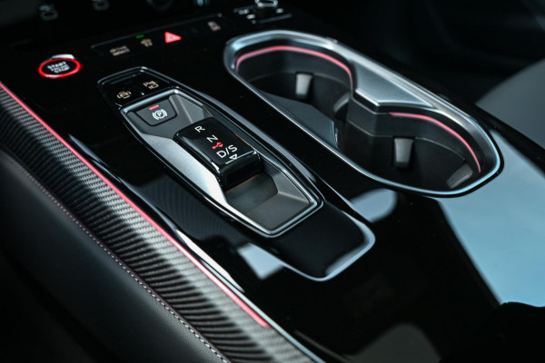 Audi A6 Avant 2.0 e-hybrid quattro S edition Competition | 5 Jaar garantie | Achterasbesturing | B&O | Carbon inleg | Stoelventilatie en Massage | Luchtvering | Panoramadak | Soft close | Keyless | Head-up | 360 camera | Passagiers Display |