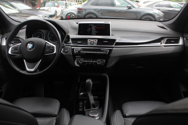 BMW X1 xDrive20i High Executive / Trekhaak / Panoramadak / Head-up / Leder / 19'' / Navigatie / Stoelverwarming / Sportstoelen / DAB / Cruise Control