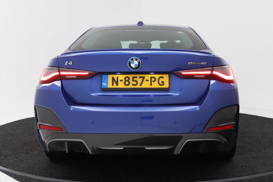 BMW i4 EDrive40 High Executive 84 kWh M-pakket( 1e Eig, Dealer OndH, Panorama, 360 Camera, Addpt Cruise, StoelV, Etc)