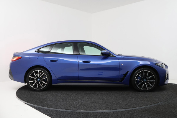BMW i4 EDrive40 High Executive 84 kWh M-pakket( 1e Eig, Dealer OndH, Panorama, 360 Camera, Addpt Cruise, StoelV, Etc)