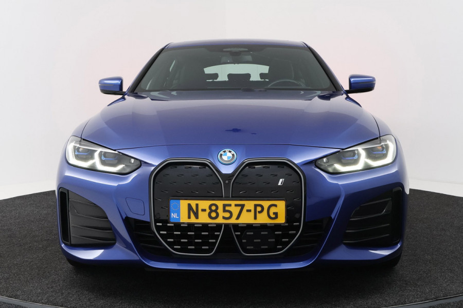 BMW i4 EDrive40 High Executive 84 kWh M-pakket( 1e Eig, Dealer OndH, Panorama, 360 Camera, Addpt Cruise, StoelV, Etc)
