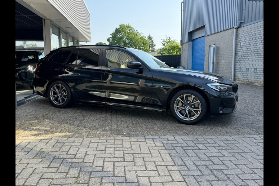 BMW 3 Serie Touring 330e 293 Pk | Voll Leder | Navigatie | Camera | Cruise | Clima | Trekhaak.