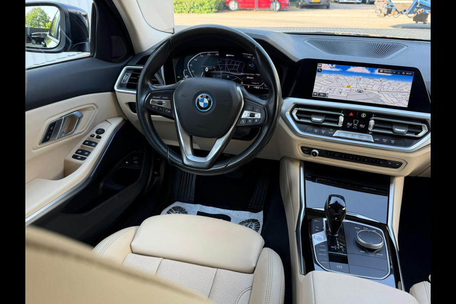 BMW 3 Serie Touring 330e 293 Pk | Voll Leder | Navigatie | Camera | Cruise | Clima | Trekhaak.