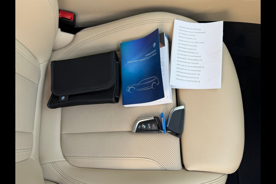 BMW 3 Serie Touring 330e 293 Pk | Voll Leder | Navigatie | Camera | Cruise | Clima | Trekhaak.
