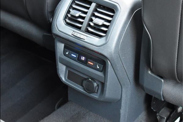 Volkswagen Tiguan 1.5 TSI R-Line 150 Pk HUD Pano IQ Lights Navi Camera Standkachel Trekhaak 20 Inch
