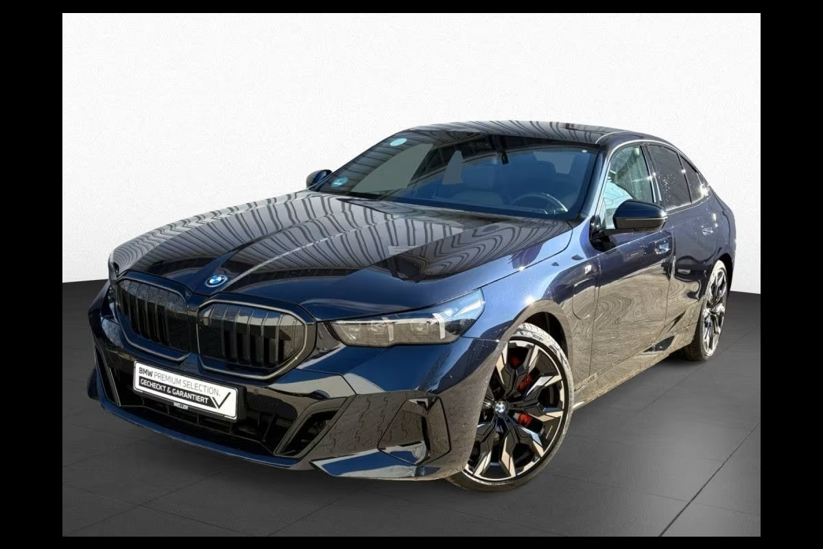 BMW 5 Serie 550e xDrive M-SPORT Pro ** PANO, MERINO LEDER, STOELVENT, B&W Sound, 21-inch LMV ** Ex. BMW AG - 26k onder NP ** ** INFORMEER OOK NAAR ONZE AANTREKKELIJKE FINANCIAL-LEASE TARIEVEN **