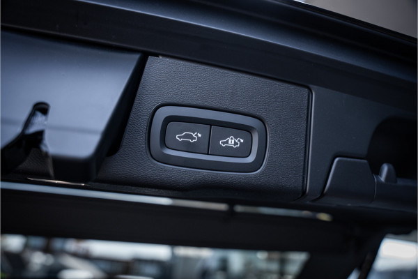 Volvo XC60 T6 Recharge Ultra Black Edition ** Facelift ** Trekhaak ** Harman/Kardon ** HUD ** Massage