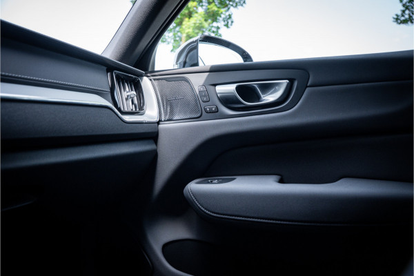 Volvo XC60 T6 Recharge Ultra Black Edition ** Facelift ** Trekhaak ** Harman/Kardon ** HUD ** Massage