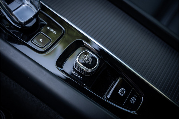 Volvo XC60 T6 Recharge Ultra Black Edition ** Facelift ** Trekhaak ** Harman/Kardon ** HUD ** Massage