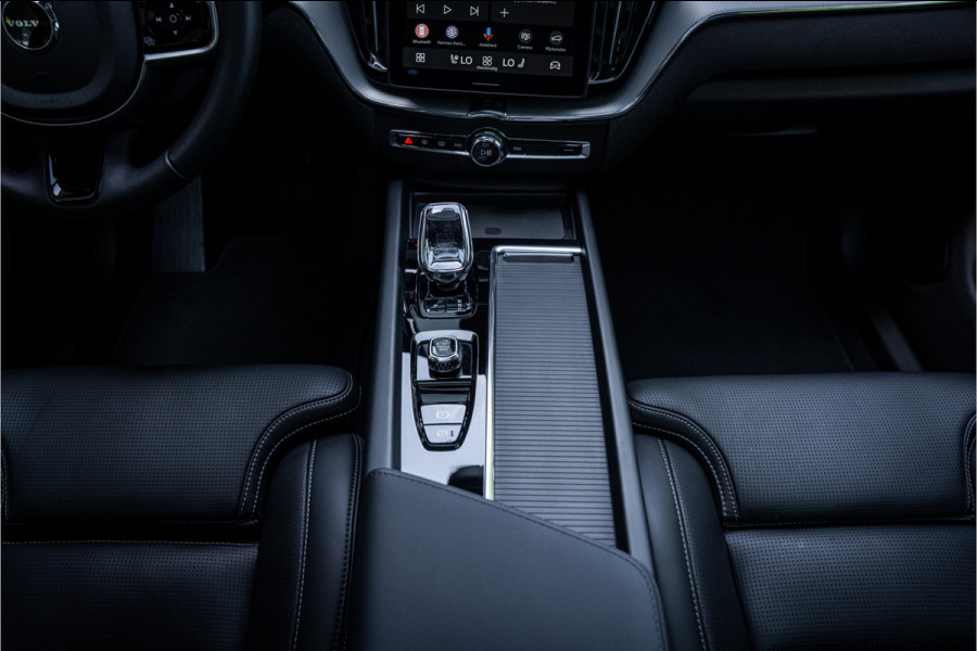 Volvo XC60 T6 Recharge Ultra Black Edition ** Facelift ** Trekhaak ** Harman/Kardon ** HUD ** Massage