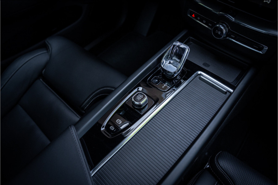 Volvo XC60 T6 Recharge Ultra Black Edition ** Facelift ** Trekhaak ** Harman/Kardon ** HUD ** Massage
