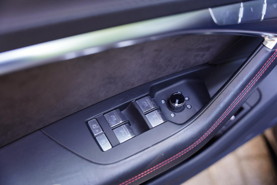 Audi RS6 Avant TFSI Quattro / Akrapovic / Dynamic Plus / Keramische Remmen