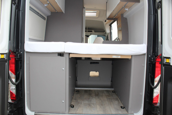 Ford LMC C590 'Innovan' Buscamper. Geniet van de vrijheid ! Geweldig mooie LMC buscamper ! V.v. de krachtige 170pk Ford dieselmotor. Airco, voorraamverw., Xenon verlichting, trekhaak, luifel, metallic lak, LM wielen, garage, camera, adapt. cruise cntrl, lane assist, koel-, vriesvak, toilet, kookgelegenheid etc.