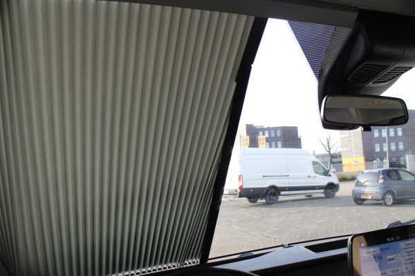 Ford LMC C590 'Innovan' Buscamper. Geniet van de vrijheid ! Geweldig mooie LMC buscamper ! V.v. de krachtige 170pk Ford dieselmotor. Airco, voorraamverw., Xenon verlichting, trekhaak, luifel, metallic lak, LM wielen, garage, camera, adapt. cruise cntrl, lane assist, koel-, vriesvak, toilet, kookgelegenheid etc.